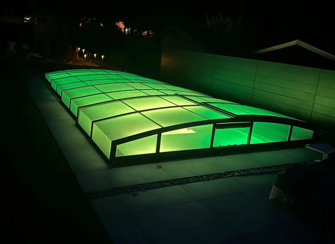 Beleuchtete Pool-Überdachung am Abend von Schwimmbadtechnik Dettloff