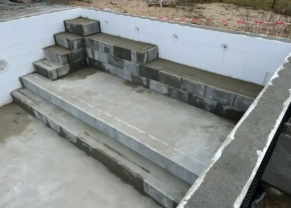 Pool-Bauphase – Schwimmbadtechnik Dettloff bei der Arbeit