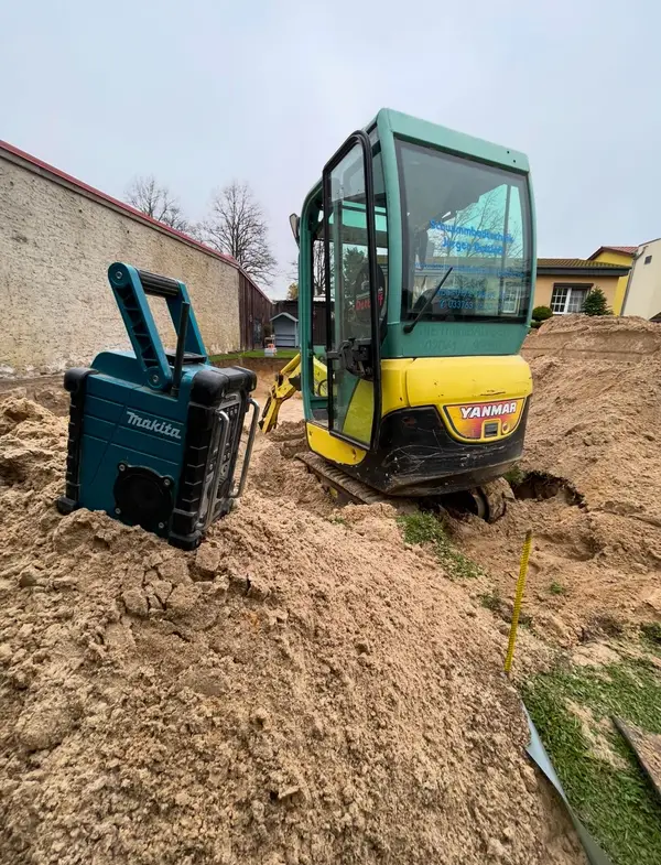Pool-Bauphase – Schwimmbadtechnik Dettloff bei der Arbeit