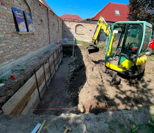 Pool-Bauphase – Schwimmbadtechnik Dettloff bei der Arbeit