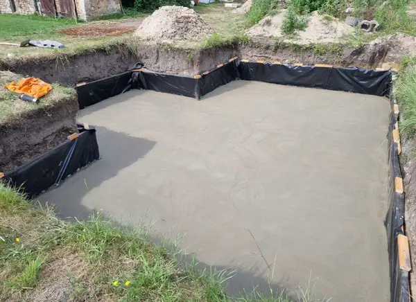 Pool-Bauphase – Schwimmbadtechnik Dettloff bei der Arbeit