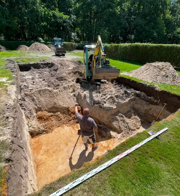 Pool-Bauphase – Schwimmbadtechnik Dettloff bei der Arbeit