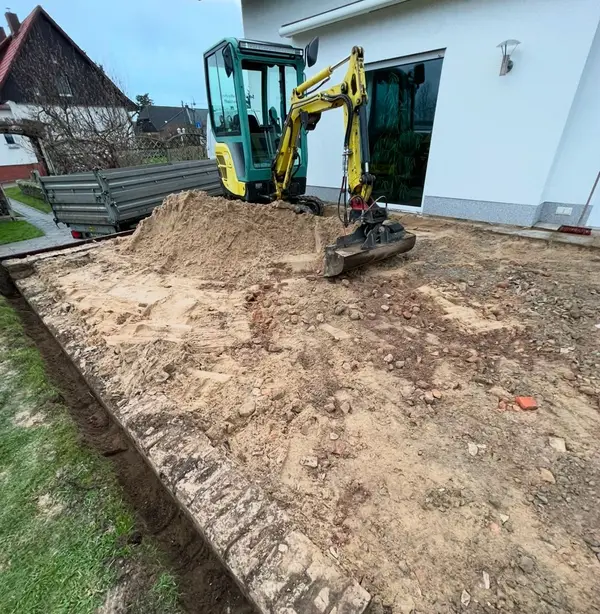 Pool-Bauphase – Schwimmbadtechnik Dettloff bei der Arbeit