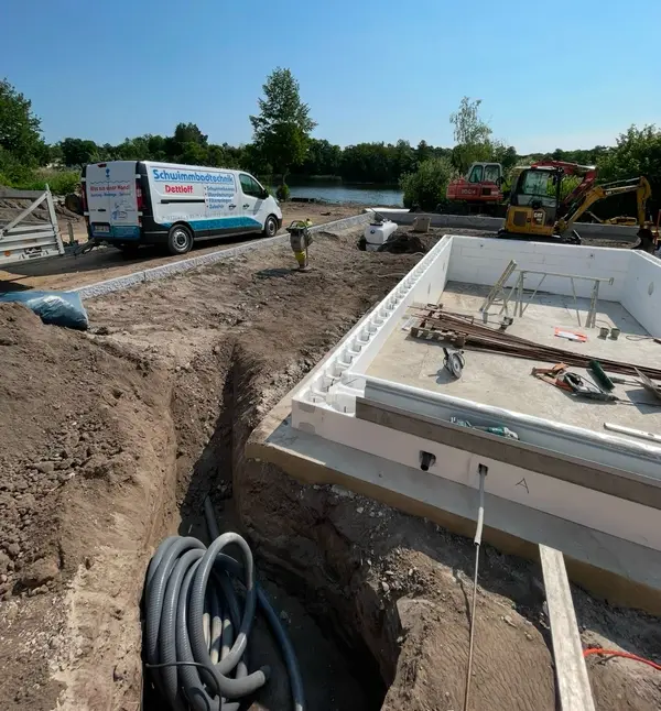 Pool-Bauphase – Schwimmbadtechnik Dettloff bei der Arbeit