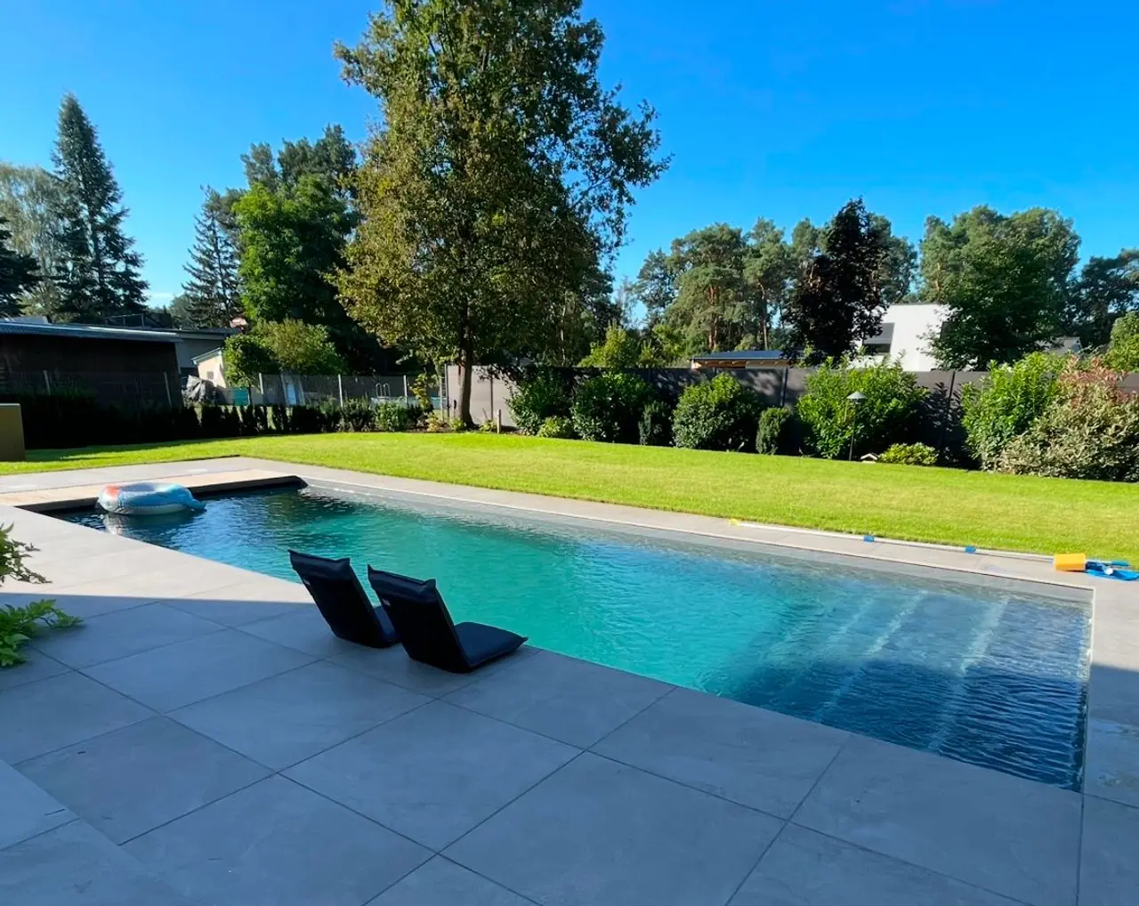 Fertiggestellter Swimmingpool im Garten von Schwimmbadtechnik Dettloff