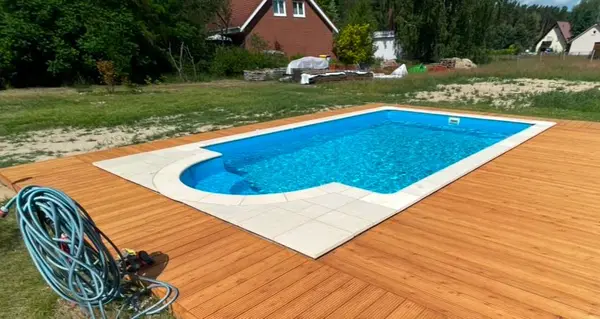 Fertiggestellter Swimmingpool von Schwimmbadtechnik Dettloff