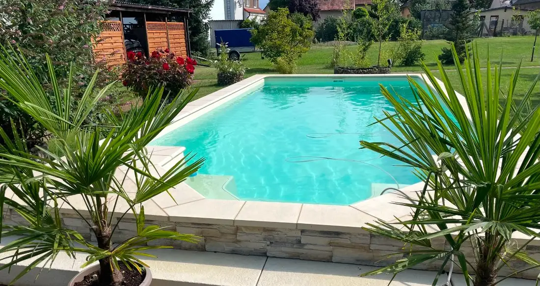 Fertiggestellter Swimmingpool von Schwimmbadtechnik Dettloff