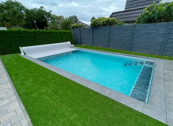 Fertiggestellter Swimmingpool von Schwimmbadtechnik Dettloff