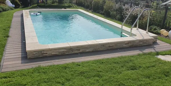 Fertiggestellter Swimmingpool von Schwimmbadtechnik Dettloff