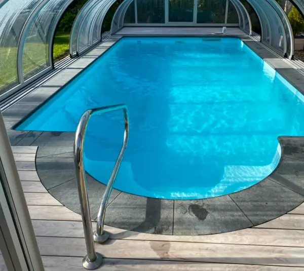 Fertiggestellter Swimmingpool von Schwimmbadtechnik Dettloff