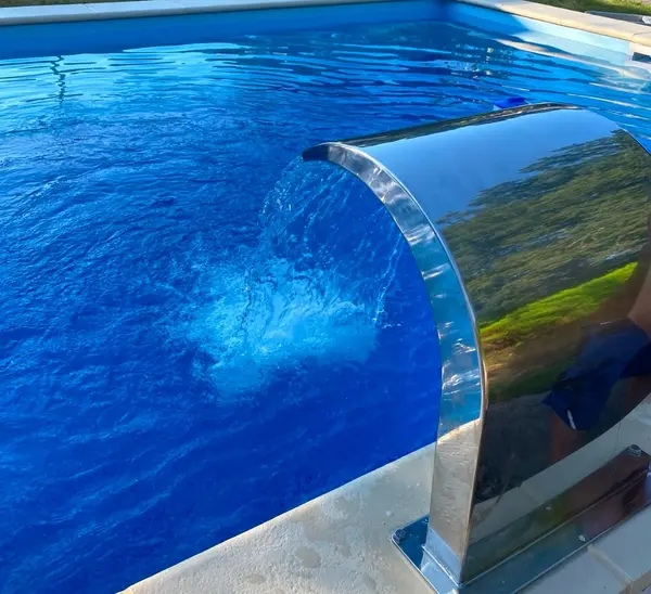 Fertiggestellter Swimmingpool von Schwimmbadtechnik Dettloff