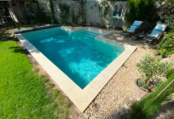 Fertiggestellter Swimmingpool von Schwimmbadtechnik Dettloff